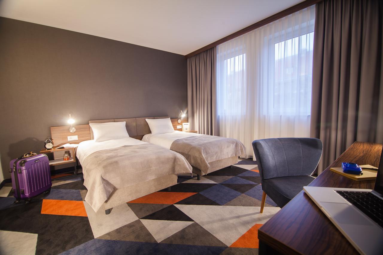 Tweepersoonskamer met 2 Aparte Bedden en Eigen Badkamer